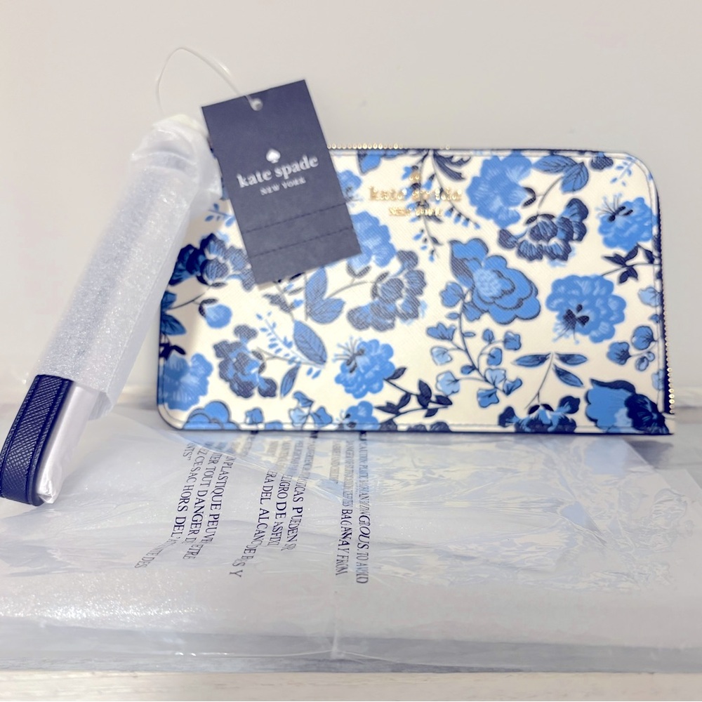Kate Spade Medium Lzip Wristlet, NWT, NIP. MSRP $139
